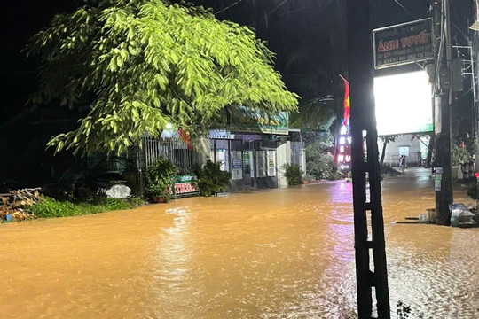 Mưa lũ về trong đêm, nhiều nhà cửa, hoa màu của người dân xã Nghị Đức bị ngập