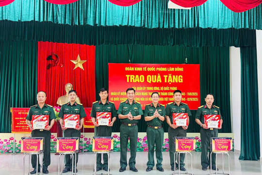 Tặng quà cho 35 quân nhân khó khăn dịp Quốc khánh