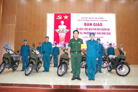 Bàn giao mô tô cho 45 Ban CHQS các phường, xã, đặc khu
