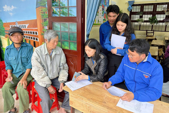 Thanh niên Lâm Đồng hỗ trợ người dân nhận quà Tết Độc lập