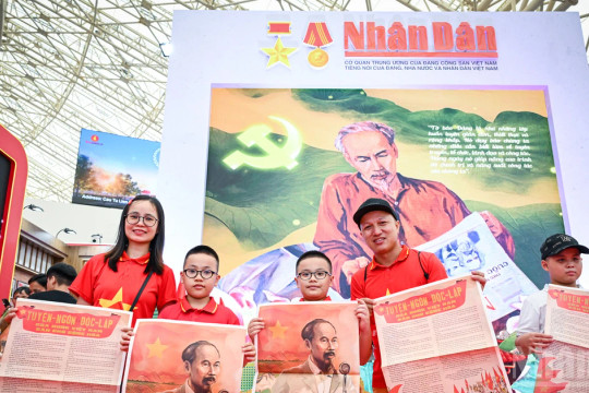 [Ảnh] Hàng nghìn người xếp hàng nhận phụ san đặc biệt Báo Nhân Dân sau đại lễ