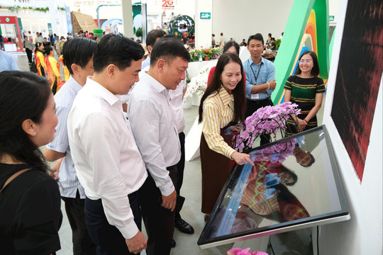 Lãnh đạo tỉnh Lâm Đồng tham quan triển lãm thành tựu đất nước 80 năm