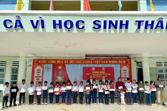 Trao 100 suất học bổng cho học sinh có hoàn cảnh khó khăn