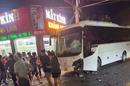 Xe máy và ô tô khách va chạm, 1 người tử vong
