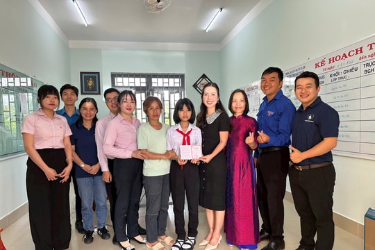 Trao 155 triệu đồng cho "Hoa Cúc trắng" tại xã Bảo Thuận