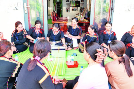 Phụ nữ và cộng đồng dân tộc thiểu số cùng “Vươn mình - She Thrives”