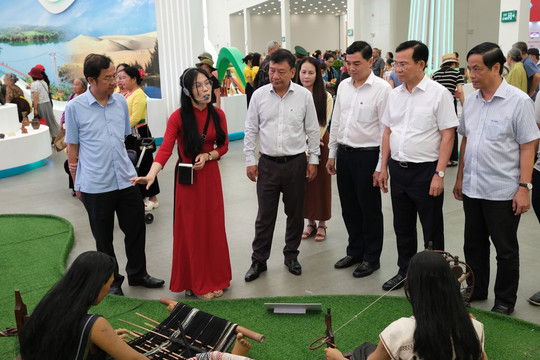 Lãnh đạo tỉnh Lâm Đồng tham quan triển lãm "Lâm Đồng - Hội tụ và tỏa sáng" tại Hà Nội