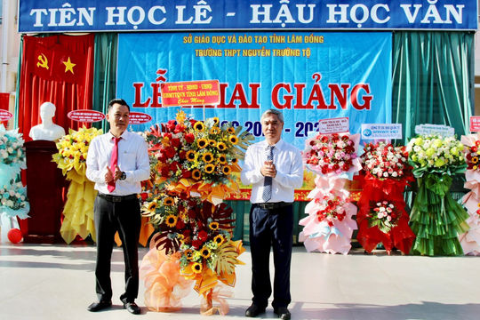 Hơn 900 học sinh Trường THPT Nguyễn Trường Tộ bước vào năm học mới