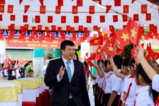 Bí thư Tỉnh ủy Lâm Đồng Y Thanh Hà Niê Kđăm dự Lễ khai giảng tại xã biên giới Thuận An