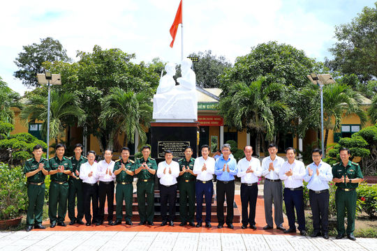 Bí thư Tỉnh ủy Lâm Đồng Y Thanh Hà Niê Kđăm thăm Đồn Biên phòng Đắk Ken