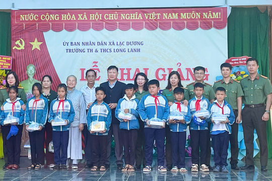 Tặng hơn 4.000 dụng cụ học tập và máy lọc nước cho học sinh vùng xa