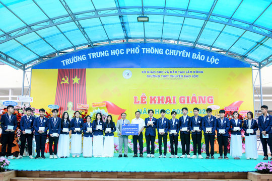 Trao tặng 290 triệu đồng học bổng cho học sinh vượt khó tỉnh Lâm Đồng nhân dịp năm học mới