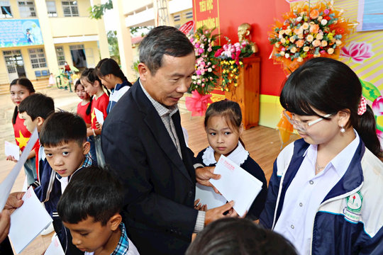 485 triệu đồng trao tặng học sinh, người dân Lâm Đồng nhân dịp năm học mới