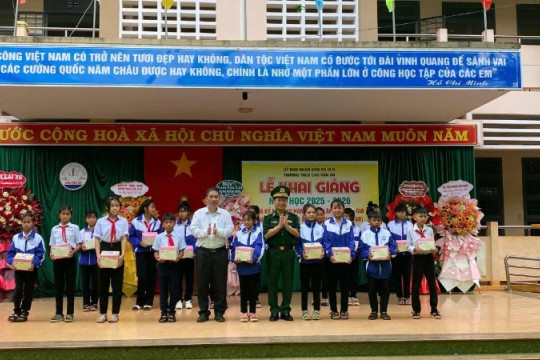 Trao gần 1,6 tỷ đồng nâng bước em tới trường nơi biên giới Gia Lai