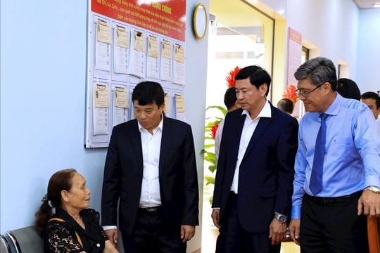 Bí thư Tỉnh ủy Y Thanh Hà Niê Kđăm kiểm tra hành chính xã Thuận An