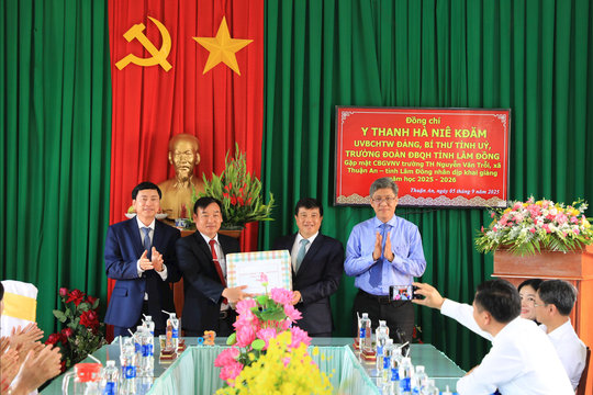 Bí thư Tỉnh ủy Lâm Đồng Y Thanh Hà Niê Kđăm thăm Trường Tiểu học Nguyễn Văn Trỗi