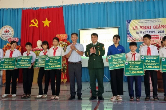 Bộ đội Biên phòng tỉnh Đắk Lắk trao hơn 2,4 tỷ đồng hỗ trợ học sinh khó khăn