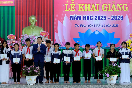 Khai giảng năm học mới ở trường vùng biên Tuy Đức