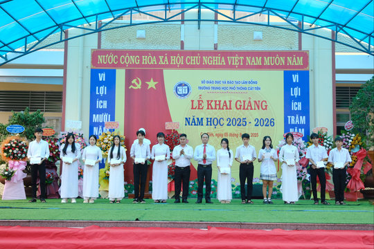 Phó Chủ tịch UBND tỉnh Lâm Đồng Nguyễn Ngọc Phúc dự Lễ khai giảng tại Trường THPT Cát Tiên
