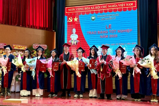 152 sinh viên Trường Cao đẳng Y tế Lâm Đồng nhận bằng tốt nghiệp