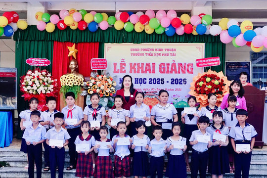 Trao quà cho các em học sinh có hoàn cảnh khó khăn nhân dịp năm học mới