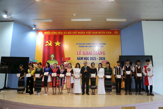 Trường THPT Dân tộc Nội trú N’Trang Lơng hân hoan bước vào năm học mới