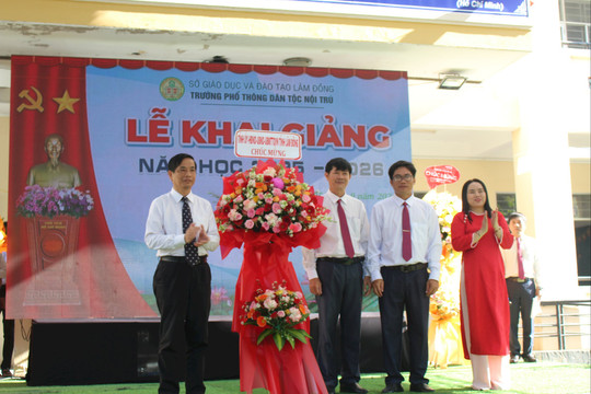 Trưởng Ban Tuyên giáo, Dân vận Tỉnh ủy Lâm Đồng dự Lễ khai giảng Trường Phổ thông Dân tộc Nội trú