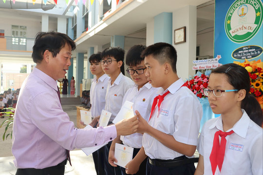 2.685 học sinh Trường THCS Nguyễn Du hân hoan bước vào năm học mới