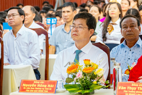 Phó Chủ tịch UBND tỉnh Nguyễn Hồng Hải dự khai giảng tại Trường THPT Phan Bội Châu
