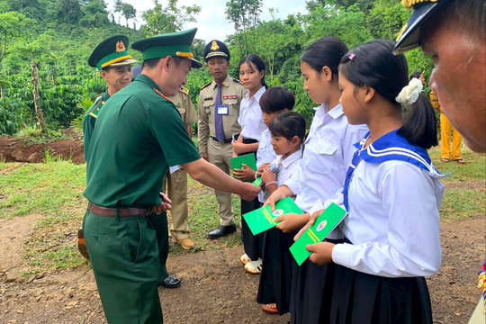 Nghĩa tình với học sinh nghèo vùng biên