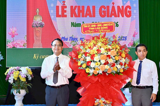 Phó Bí thư Tỉnh ủy Đặng Hồng Sỹ dự Lễ khai giảng tại Trường THPT Chuyên Trần Hưng Đạo