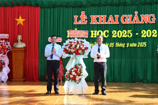 Phó Bí thư Thường trực Tỉnh ủy Nguyễn Hoài Anh dự Lễ khai giảng tại Trường THPT Hàm Tân