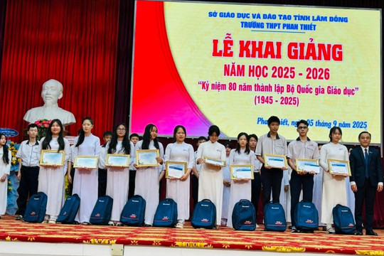 Sacombank tiếp tục trao học bổng Ươm mầm ước mơ năm 2025