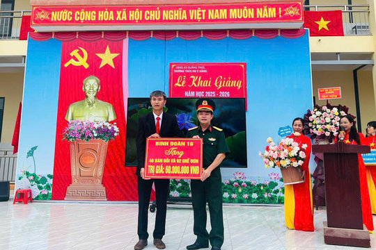 Binh đoàn 16 trao tặng bàn ghế học sinh tại xã biên giới Quảng Trực