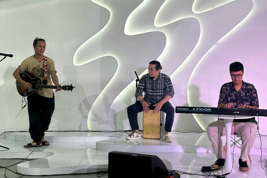 Band nhạc Lê Minh Sơn biểu diễn thăng hoa trong Không gian trưng bày “Lâm Đồng- Hội tụ và Tỏa sáng”