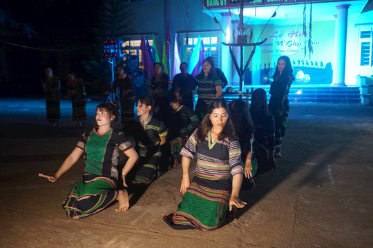 Say hồn chiêng giữa đại ngàn