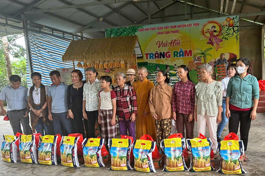 Trao tặng 64 suất quà cho người dân xã Cát Tiên