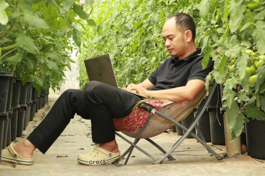Nông nghiệp công nghệ cao Lâm Đồng, nông dân tưới rau, chăm hoa mà chả phải ra vườn nhờ chuyển đổi số