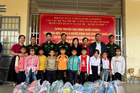 Đoàn Kinh tế – Quốc phòng Lâm Đồng tặng quà học sinh nghèo đồng bào dân tộc thiểu số