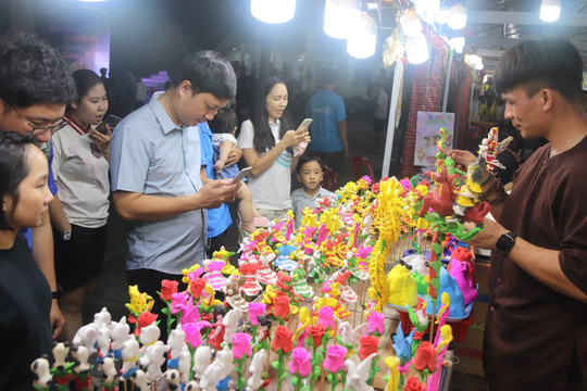Rực rỡ sắc màu âm nhạc đường phố Mũi Né và hội chợ ẩm thực Phan Thiết