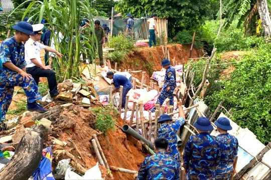Lữ đoàn 681 giúp người dân Lâm Đồng gia cố nhà