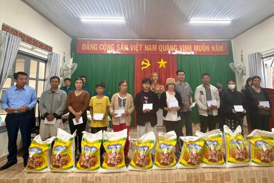 Hỗ trợ khẩn cấp 50 hộ dân bị ảnh hưởng bởi mưa lũ tại xã Hiệp Thạnh