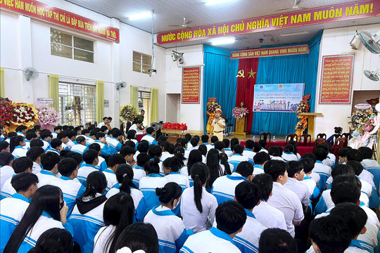 CSGT Lâm Đồng đồng loạt ra quân tuyên truyền an toàn giao thông trong trường học