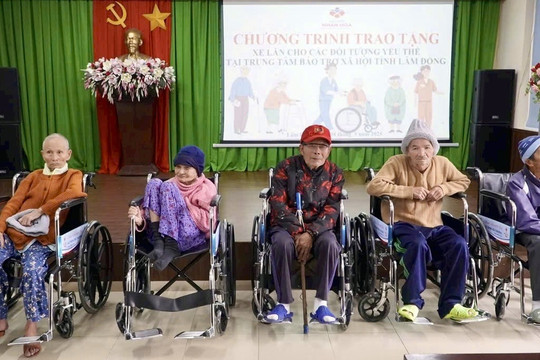 Trao tặng 5 chiếc xe lăn và tủ thuốc cho người cao tuổi Lâm Đồng