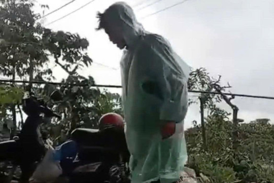 Ngã từ xe máy do bố chở, bé trai 2 tuổi ở Lâm Đồng còn bị bố đánh
