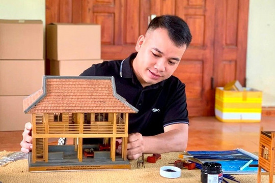 Người đam mê lưu giữ văn hóa nhà sàn qua mô hình thu nhỏ