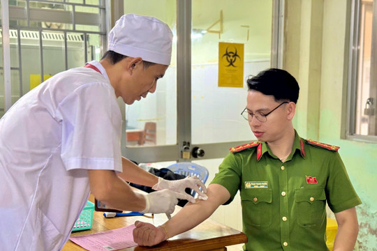 Cán bộ, chiến sĩ Công an xã Hàm Liêm kịp thời hiến máu cứu bé sơ sinh