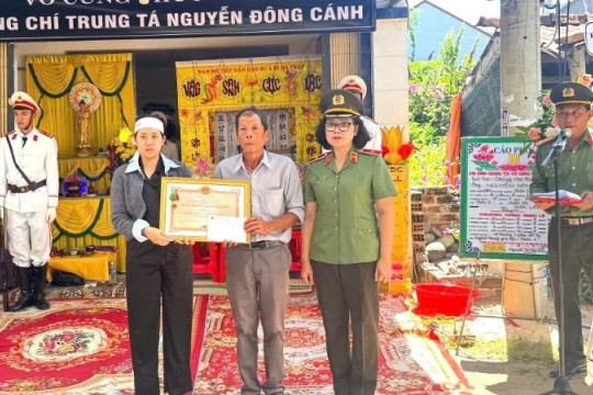 Truy tặng Huân chương Bảo vệ Tổ quốc hạng Ba cho Trung tá Nguyễn Đông Cánh hy sinh trong lúc làm nhiệm vụ