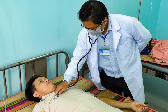 Đồng bào an tâm nhờ y tế cơ sở vững mạnh