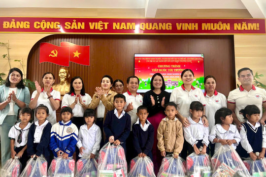 Gần 500 phần quà tiếp bước tới trường cho học sinh khó khăn